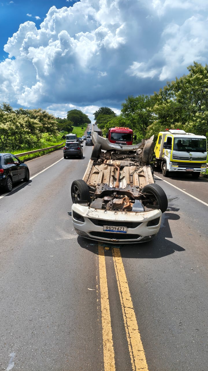 Água na pista provoca acidente na rodovia Armando Sales 