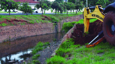 Novo trecho em muro de arrimo apresenta risco de ceder