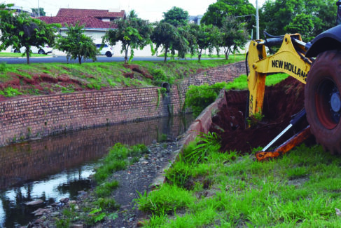Novo trecho em muro de arrimo apresenta risco de ceder