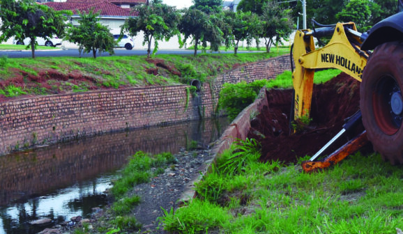 Novo trecho em muro de arrimo apresenta risco de ceder