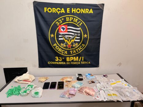 As equipes de Força Tática tomaram conhecimento de que um casal seria responsável pela guarda e distribuição de drogas no município de Barretos.