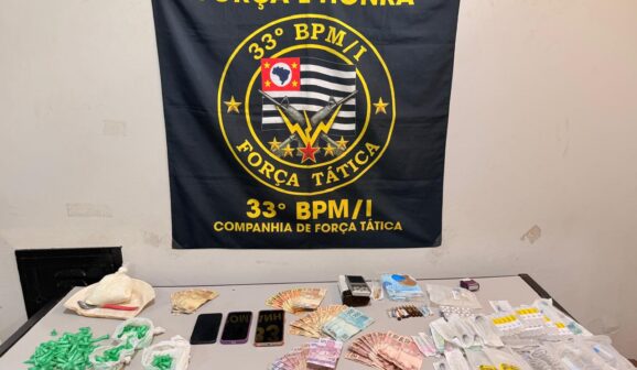 As equipes de Força Tática tomaram conhecimento de que um casal seria responsável pela guarda e distribuição de drogas no município de Barretos.