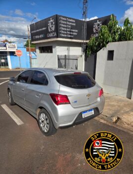 Em operação realizada no bairro Santana, equipes de Força Tática e Rocam prenderam em flagrante dois indivíduos pelos crimes de roubo e tráfico de drogas.