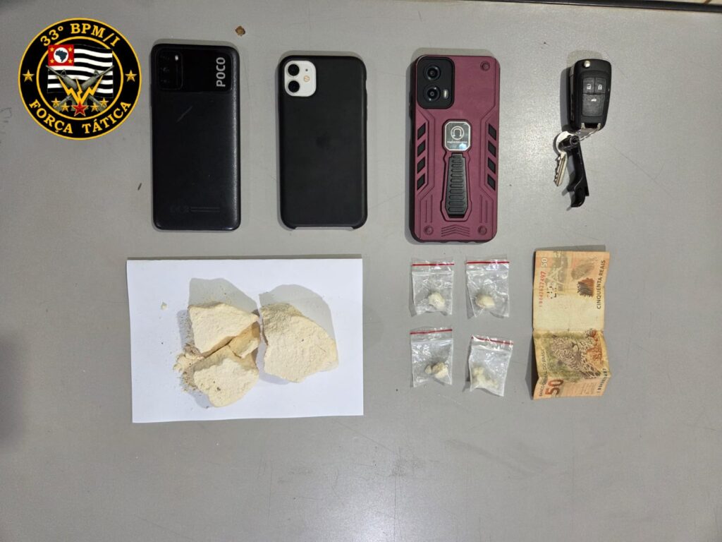 As equipes de Força Tática tomaram conhecimento de que um casal seria responsável pela guarda e distribuição de drogas no município de Barretos.