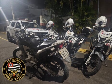 Os policiais militares das equipes da ROCAM e da Força Tática recuperaram uma moto Honda/XRE que havia sido roubada durante a madrugada do último dia 19, na avenida João Cavalini.