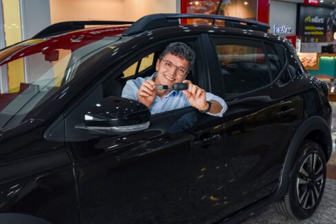 Shopping entrega carro a sorteado na campanha de Natal