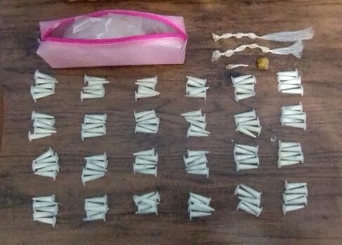 A Polícia Militar de Guaíra desencadeou uma operação de combate ao tráfico de drogas no bairro Padre Mário Lano, com a equipe do subtenente Rúbio e do soldado Carlos.