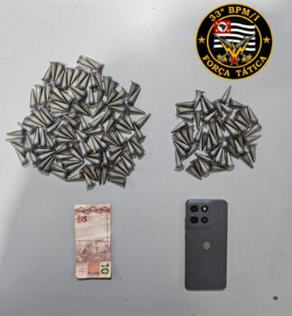 Os policiais militares da equipe da Força Tática, chefiada pelo tenente Luiz Neto, cabo Daniel e cabo Ricardo, em patrulhamento pelo bairro Luís Spina, detiveram dois envolvidos com o tráfico de drogas no domingo (25).