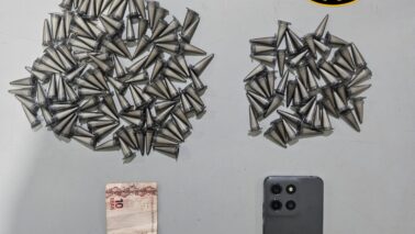 Os policiais militares da equipe da Força Tática, chefiada pelo tenente Luiz Neto, cabo Daniel e cabo Ricardo, em patrulhamento pelo bairro Luís Spina, detiveram dois envolvidos com o tráfico de drogas no domingo (25).