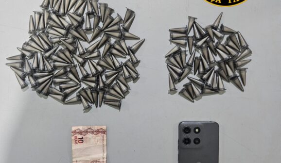 Os policiais militares da equipe da Força Tática, chefiada pelo tenente Luiz Neto, cabo Daniel e cabo Ricardo, em patrulhamento pelo bairro Luís Spina, detiveram dois envolvidos com o tráfico de drogas no domingo (25).
