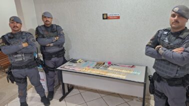 A equipe da Força Tática, por meio dos cabos Gobbi, Daniel e Reis, em patrulhamento pelo bairro Monte Alegre, suspeitou de um indivíduo que conduzia uma motocicleta Honda Bis.