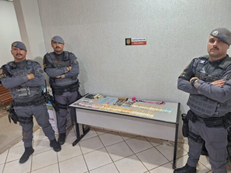 A equipe da Força Tática, por meio dos cabos Gobbi, Daniel e Reis, em patrulhamento pelo bairro Monte Alegre, suspeitou de um indivíduo que conduzia uma motocicleta Honda Bis.