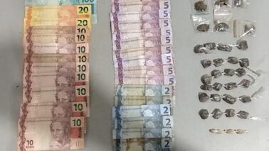 Os policiais militares da 3ª Companhia de Guaíra, com a equipe chefiada pelo subtenente Rúbio, cabo Fonseca e soldado Carlos, com apoio de outras viaturas e da Guarda Municipal, localizaram um indivíduo envolvido com o tráfico de drogas.