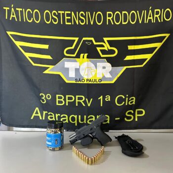 A equipe do TOR (Tático Ostensivo Rodoviário), durante patrulhamento tático pela rodovia SP-425 – Assis Chateaubriand, abordou, na manhã desta quinta-feira (29), um veículo Prisma, ocupado por dois homens e uma criança, filho do condutor do veículo.