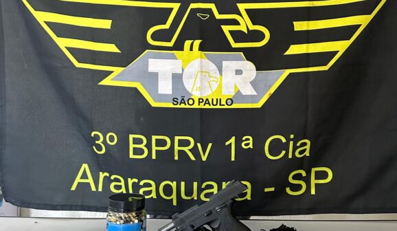A equipe do TOR (Tático Ostensivo Rodoviário), durante patrulhamento tático pela rodovia SP-425 – Assis Chateaubriand, abordou, na manhã desta quinta-feira (29), um veículo Prisma, ocupado por dois homens e uma criança, filho do condutor do veículo.