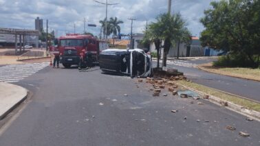 Agentes da Guarda Civil Municipal e integrantes do Corpo de Bombeiros de Bebedouro atenderam uma ocorrência de tombamento de veículo registrada na avenida Raul Furquim