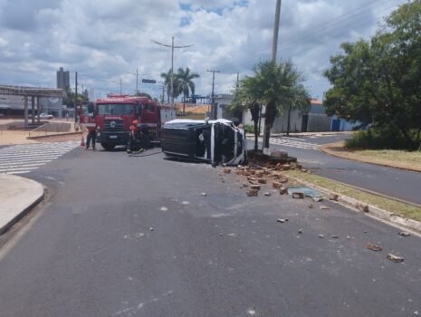 Agentes da Guarda Civil Municipal e integrantes do Corpo de Bombeiros de Bebedouro atenderam uma ocorrência de tombamento de veículo registrada na avenida Raul Furquim