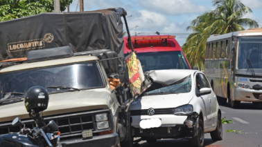 Motorista fica ferida após colidir em traseira de caminhão parado