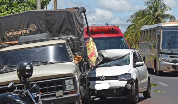 Motorista fica ferida após colidir em traseira de caminhão parado