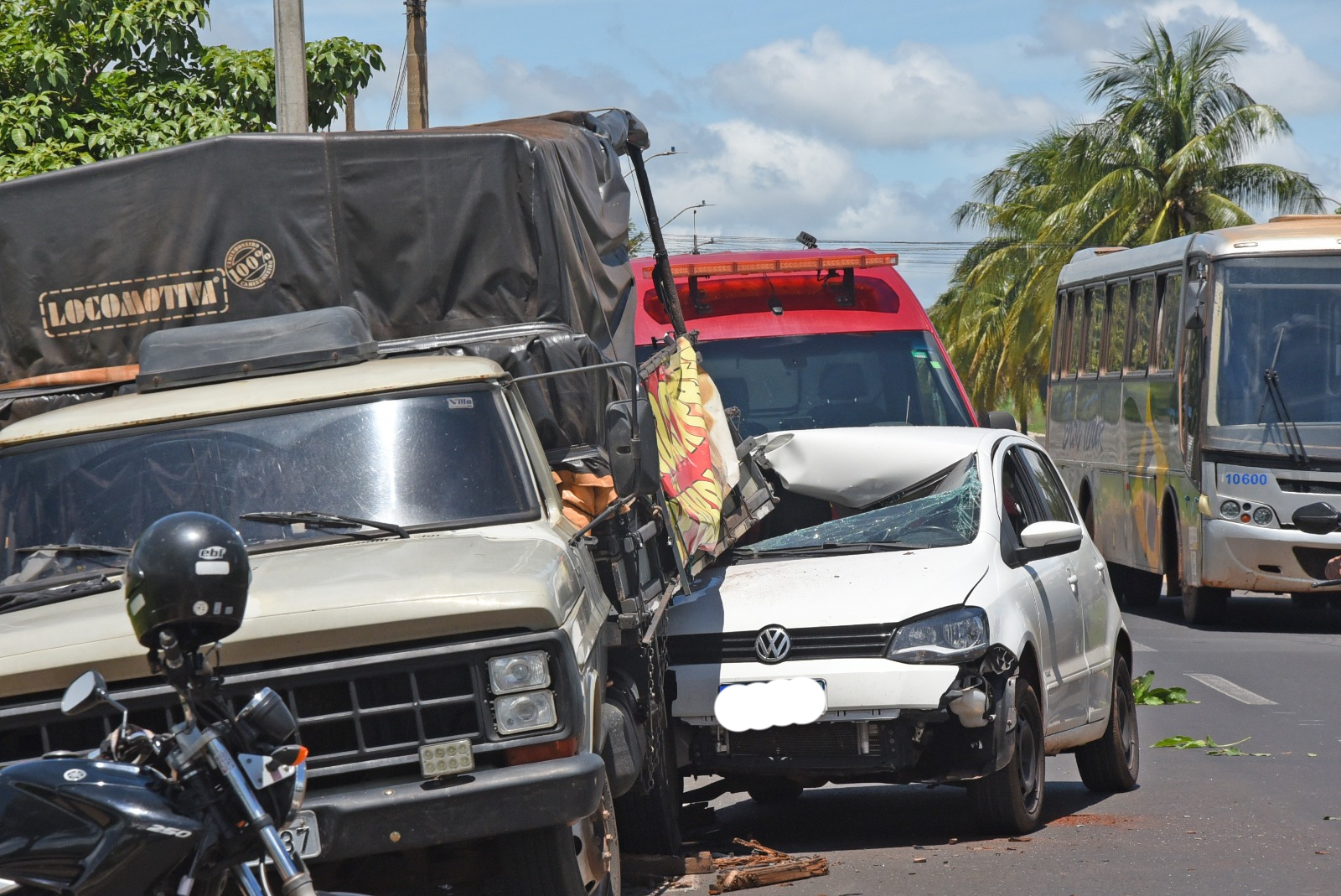 Motorista fica ferida após colidir em traseira de caminhão parado