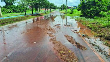 Temporal provoca alagamentos e deixa veículos ilhados