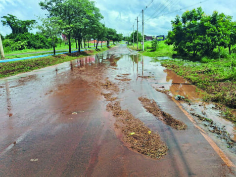 Temporal provoca alagamentos e deixa veículos ilhados