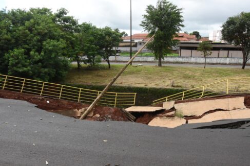 Chuvas ampliam risco após desmoronamento de paredão de córrego