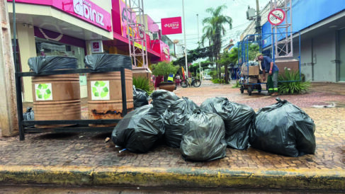 Entidades do comércio orientam sobre descarte de lixo na região central