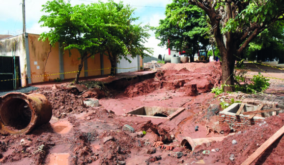 Morador cobra conclusão de obras em avenida próxima aos Lagos