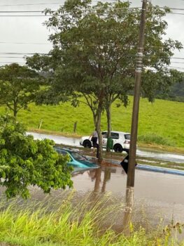 Chuvas de quase 80 mm deixam veículos ilhados em Barretos