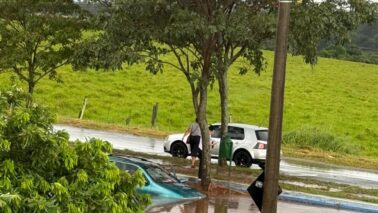 Chuvas de quase 80 mm deixam veículos ilhados em Barretos