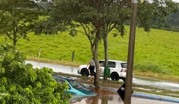 Chuvas de quase 80 mm deixam veículos ilhados em Barretos