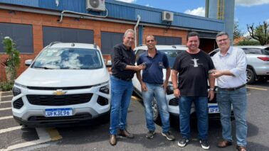 O prefeito da Estância Turística de Barretos, Odair Silva, entregou dois veículos Chevrolet Spin 0 km à Secretaria Municipal de Saúde, na manhã hoje (5).