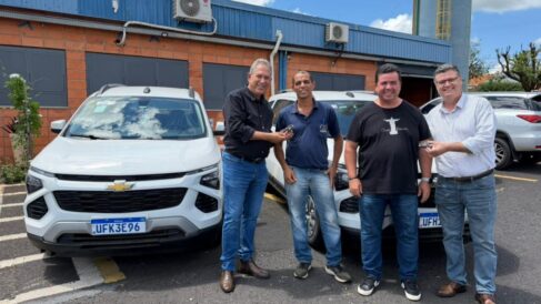 O prefeito da Estância Turística de Barretos, Odair Silva, entregou dois veículos Chevrolet Spin 0 km à Secretaria Municipal de Saúde, na manhã hoje (5).