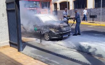 Uma ocorrência de incêndio em veículo foi registrada na manhã desta terça-feira (20), em um veículo no centro de Barretos. Segundo informações, uma mulher conduzia o veículo Pegeout pela avenida 25 entre as ruas 14 e 16