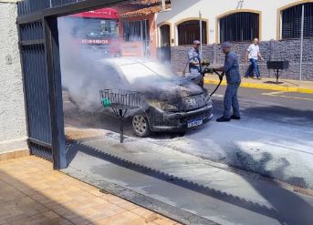 Uma ocorrência de incêndio em veículo foi registrada na manhã desta terça-feira (20), em um veículo no centro de Barretos. Segundo informações, uma mulher conduzia o veículo Pegeout pela avenida 25 entre as ruas 14 e 16