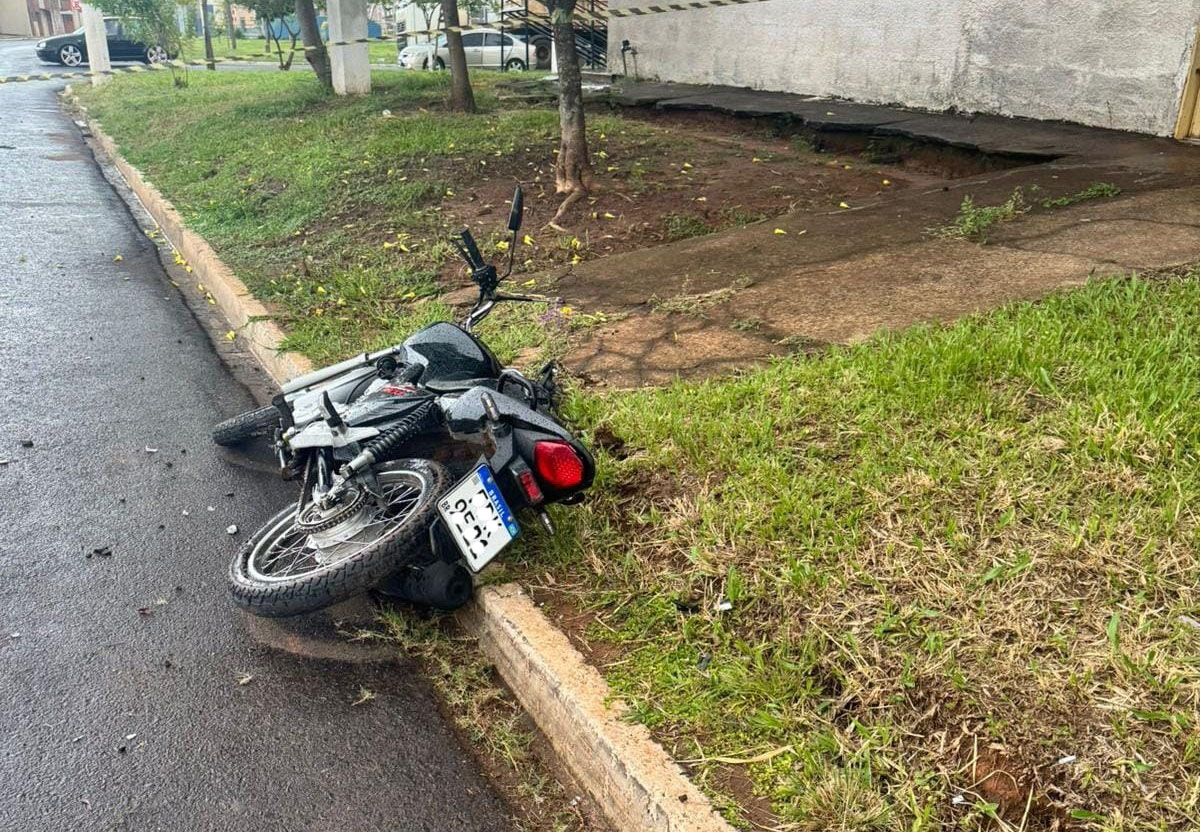 Adolescente de 16 anos morre durante colisão de moto contra poste