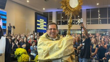Padre Davis coordena as atividades do Cerco de Jericó