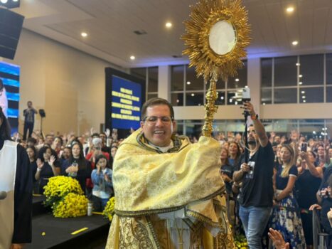 Padre Davis coordena as atividades do Cerco de Jericó