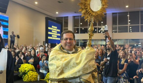 Padre Davis coordena as atividades do Cerco de Jericó