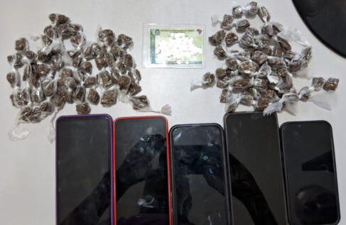 Polícia prende jovem e encontra diversas porções de maconha (Foto: O Diário de Barretos)