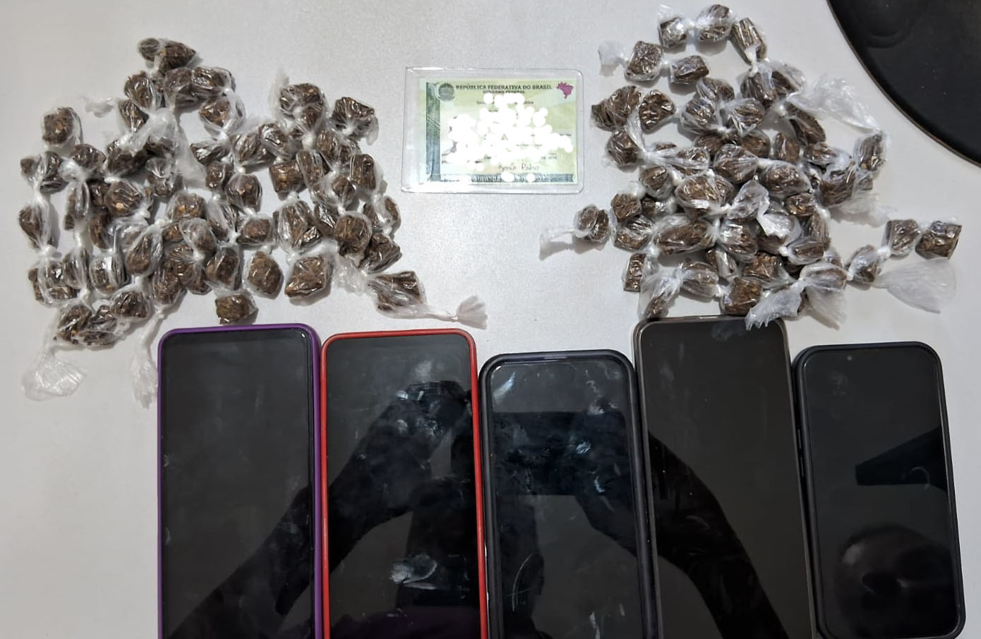 Polícia prende jovem e encontra diversas porções de maconha