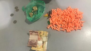 Polícia Militar prende autor por tráfico de drogas no Luís Spina (Foto: O Diário de Barretos) Polícia Militar prende autor por tráfico de drogas no Luís Spina (Foto: O Diário de Barretos)