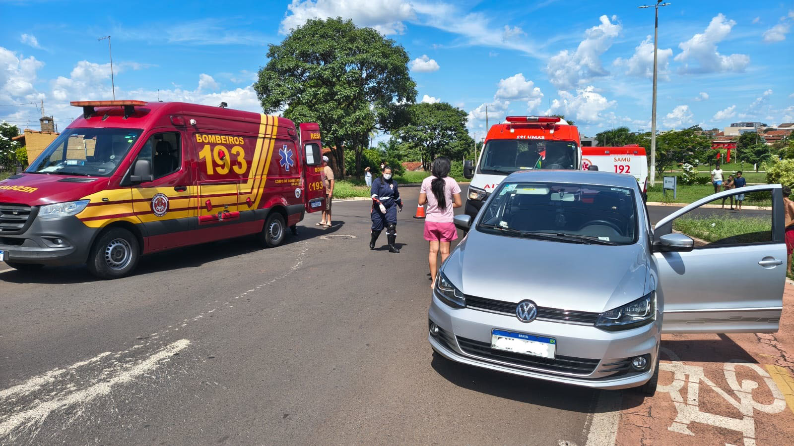 Colisão entre carro e moto deixa duas pessoas feridas