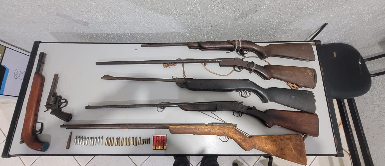 Polícia Militar encontra armas e munições em residência
