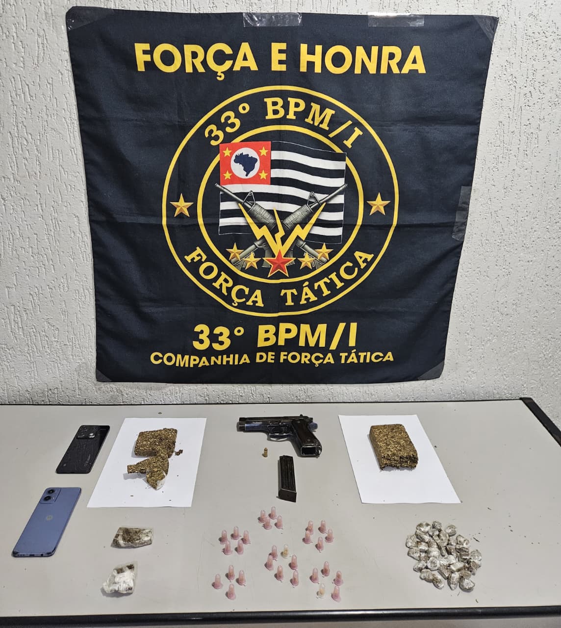 Polícia Militar detém suspeitos e apreende arma e mais de meio quilo de drogas