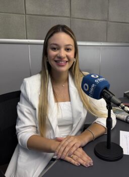 Fisioterapeuta orienta exercícios de fortalecimento para idosos