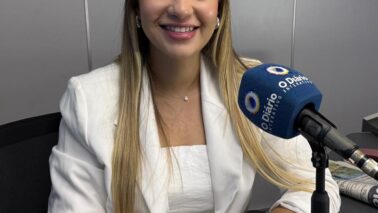 Fisioterapeuta orienta exercícios de fortalecimento para idosos