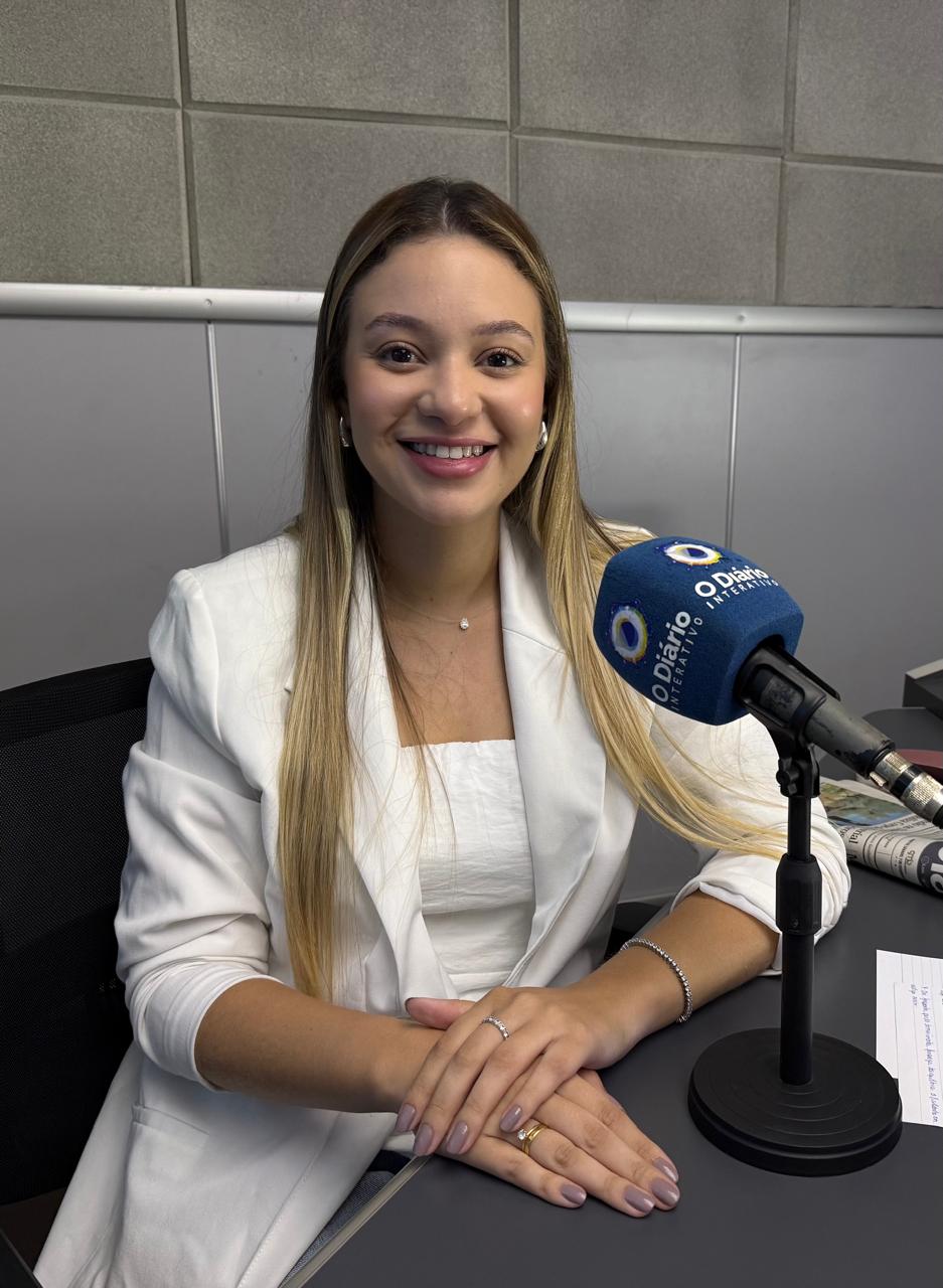 Fisioterapeuta orienta exercícios de fortalecimento para idosos