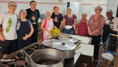 Comunidade do bairro Santana serve feijoada para famílias assistidas